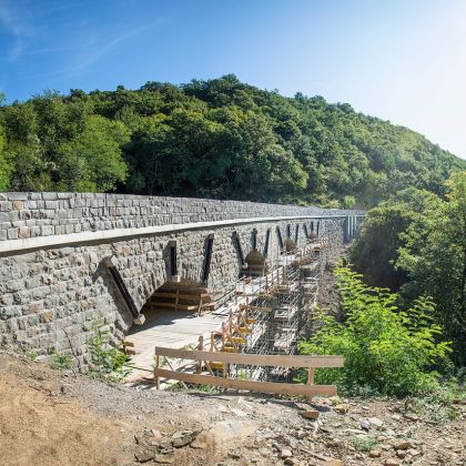 Viadukt pod Nasircem med obnovo.